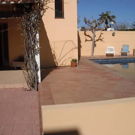 Szálloda Casa Familiar Con Piscina, Cerca De La Playa